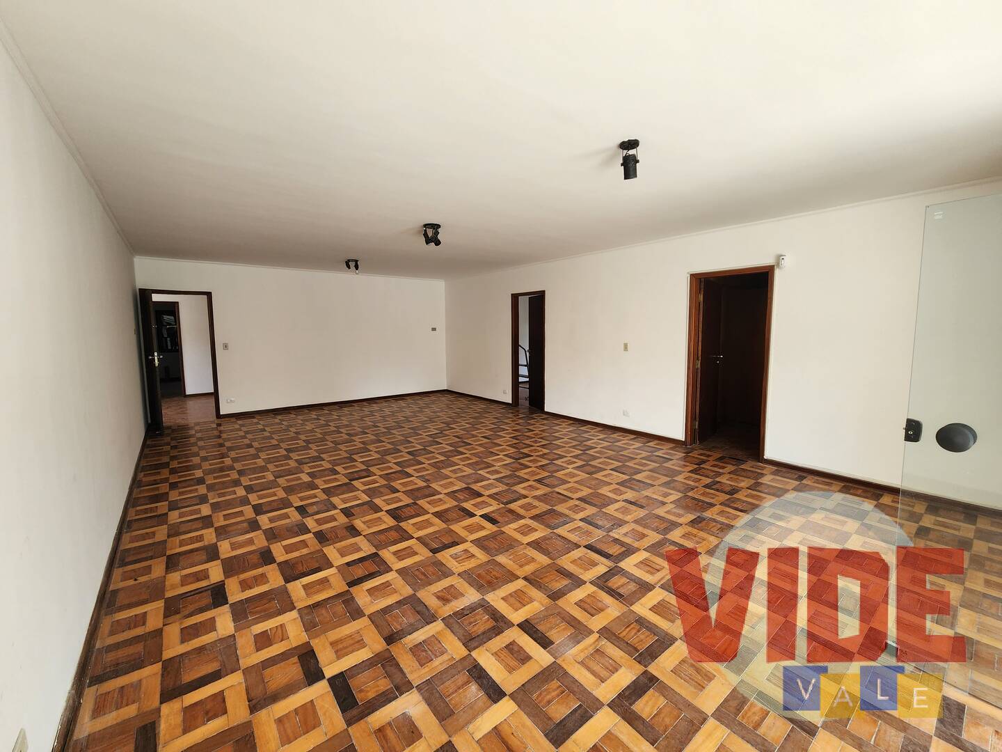 Casa à venda e aluguel com 5 quartos, 450m² - Foto 2