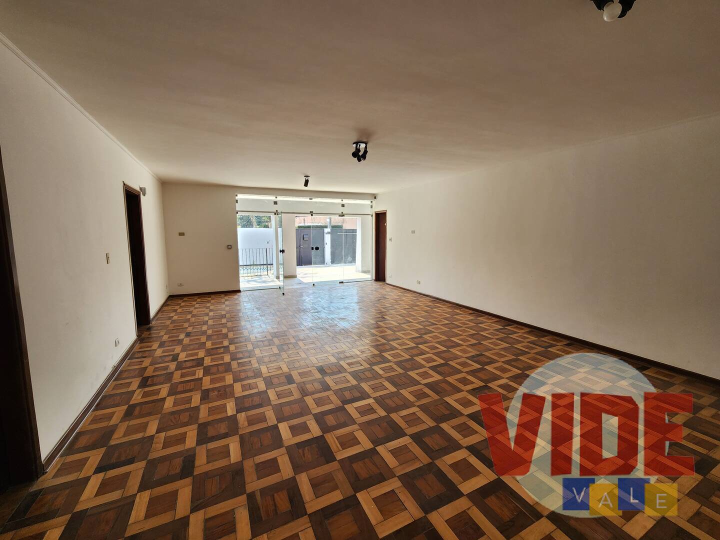 Casa à venda e aluguel com 5 quartos, 450m² - Foto 1