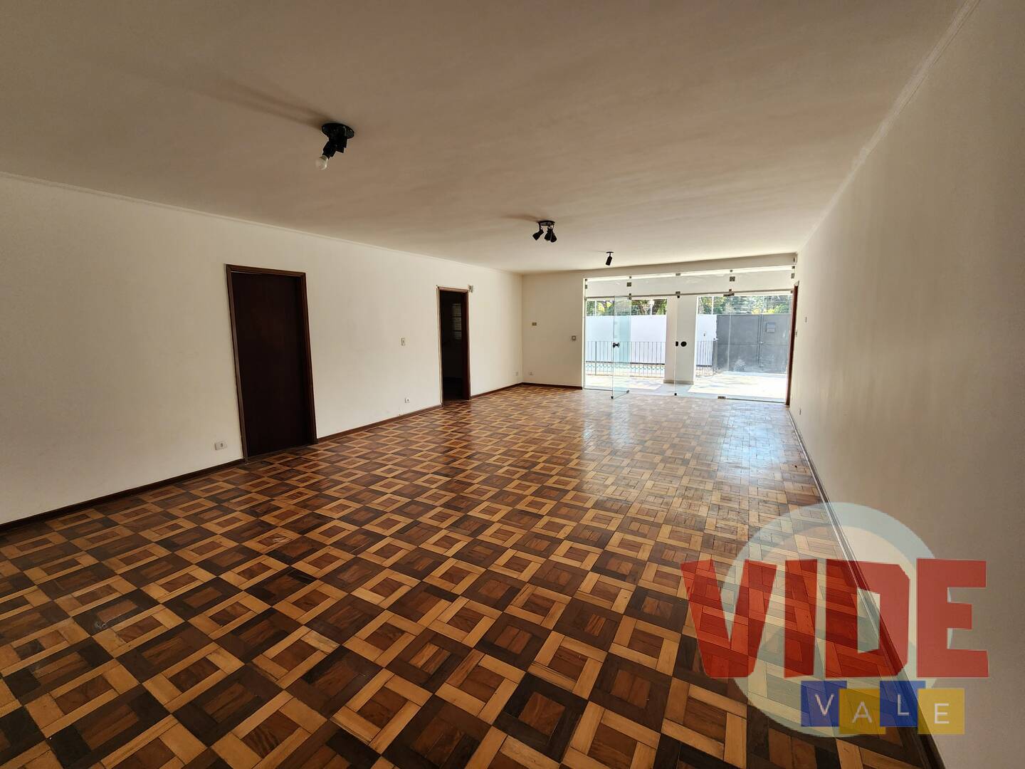 Casa à venda e aluguel com 5 quartos, 450m² - Foto 3